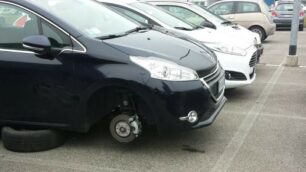 Ladri di pneumatici colti sul fatto a Desio: al lavoro nel parcheggio vicino alla stazione