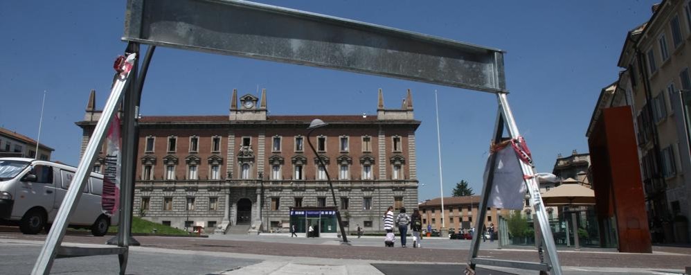 «Mobbing in Comune a Monza»: chiede 150mila euro di risarcimento