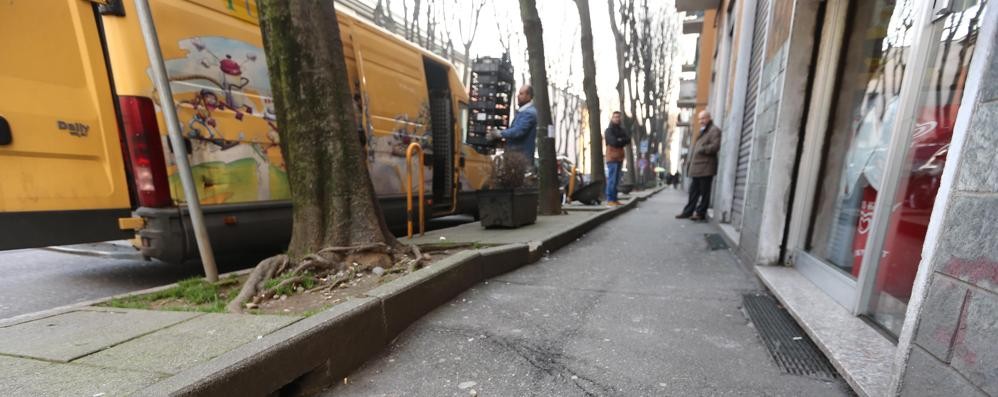 Monza, bambino cade in un tombino mentre va  a scuola