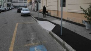 Monza: la beffa dello scivolo per disabili bloccato dal posto auto per disabili