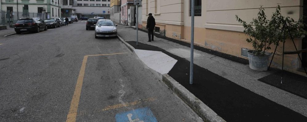 Monza: la beffa dello scivolo per disabili bloccato dal posto auto per disabili