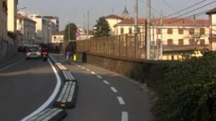 Monza, un presidio per dire che largo Mazzini non è per le bici. Ma il Comune non ci sta