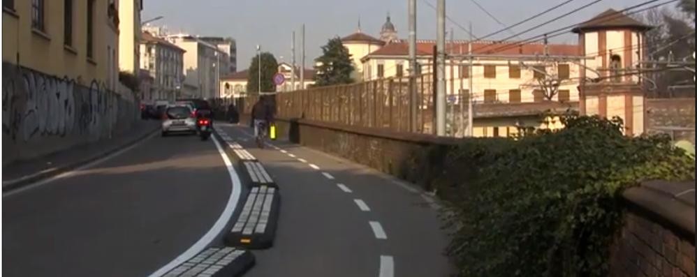 Monza, un presidio per dire che largo Mazzini non è per le bici. Ma il Comune non ci sta