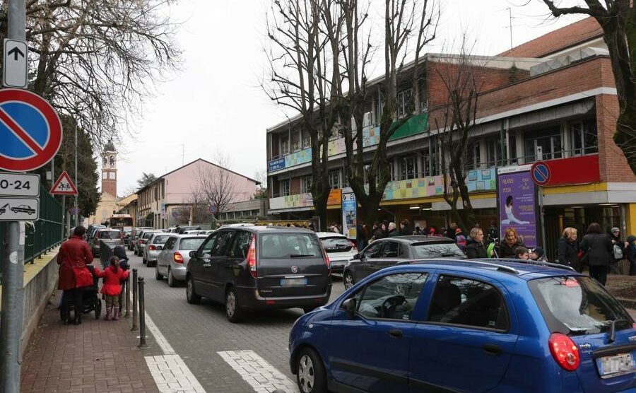 Nessun controllo fuori da scuola, a San Fruttuoso i bambini sono in pericolo