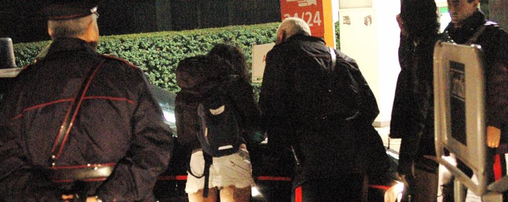 Palpeggiano e rapinano due prostitute a Lentate, arrestati e condannati i finti poliziotti