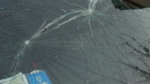 Rabbia contro le auto parcheggiate:  decine di parabrezza spaccati a Varedo
