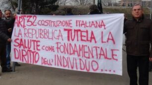 Rho-Monza: protesta a Paderno con un cesto di arance