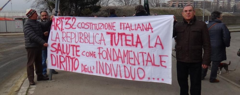 Rho-Monza: protesta a Paderno con un cesto di arance