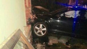 Senago, Audi A3 “atterra” nella camera dove dorme una ragazza di 19 anni