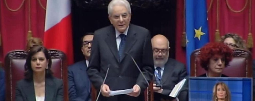 Sergio Mattarella ha giurato da presidente della Repubblica: «Sarò arbitro imparziale, siate corretti»