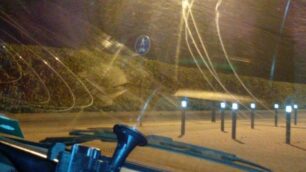 Strani cerchi sui vetri delle auto in sosta: il mistero del vandalo di Limbiate