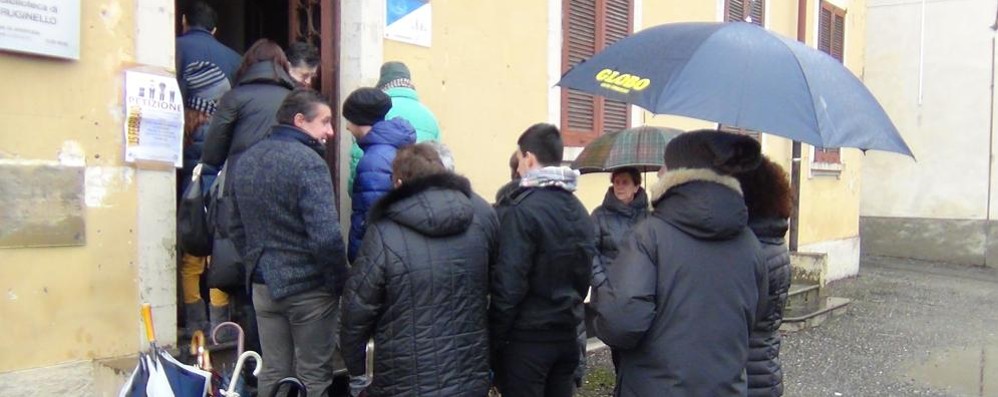 Tutti in fila a Ruginello per firmare contro la chiusura dell’ufficio postale