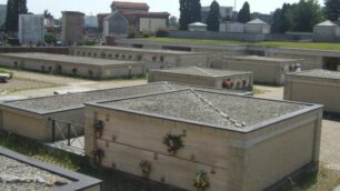 Vendetta al cimitero di Bovisio: un uomo insultato sulla sua lapide