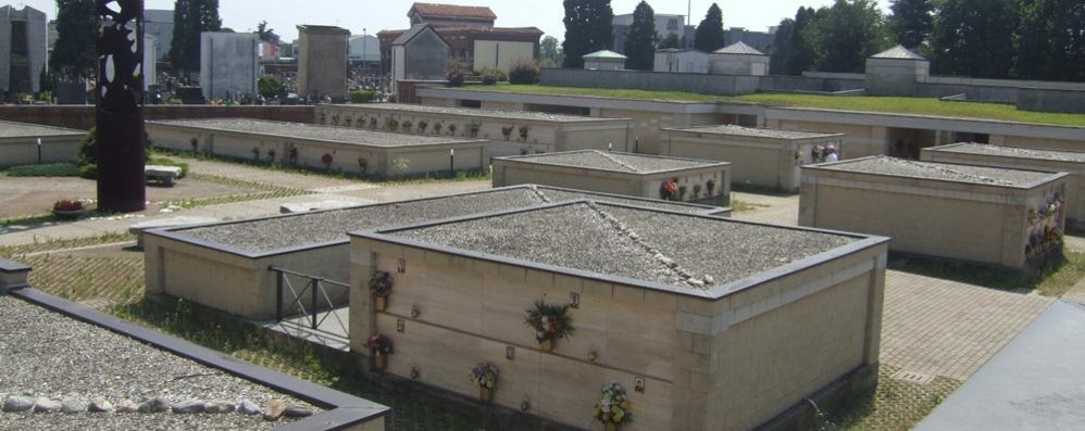 Vendetta al cimitero di Bovisio: un uomo insultato sulla sua lapide