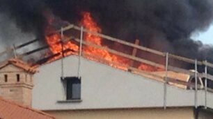 Al lavoro con un bruciatore a propano, va a fuoco il tetto di una villetta a Villasanta