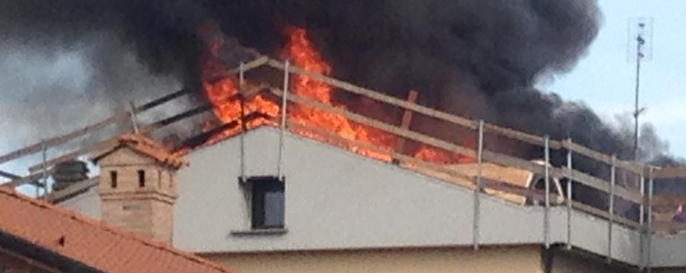 Al lavoro con un bruciatore a propano, va a fuoco il tetto di una villetta a Villasanta