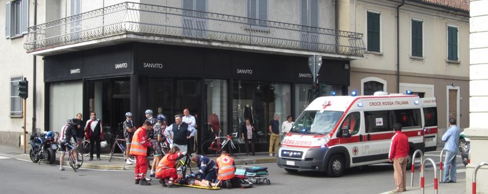 Albiate, donna di 77 anni aggredita in strada a calci e pugni: è caccia all’uomo