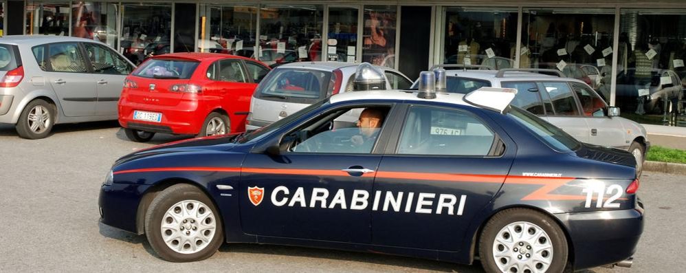 Armati di pistola e coltello rapinano un supermercato di Vedano