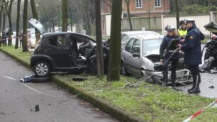 Auto pirata travolge cinque auto, muore un ragazzo di 15 anni a Monza, la mamma è in coma al Niguarda (FOTO)
