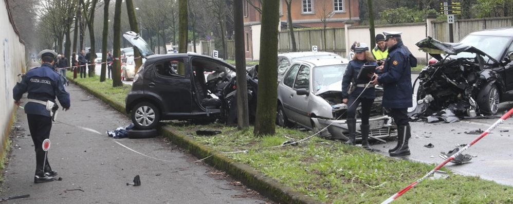 Auto pirata travolge cinque auto, muore un ragazzo di 15 anni a Monza, la mamma è in coma al Niguarda (FOTO)