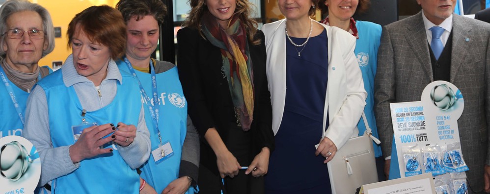 Besana, Elisabetta Canalis al Gandhi: è la nuova ambasciatrice dell’Unicef Italia