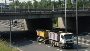 Camion si ribalta sulla Est, strada rossa e tangenziale chiusa