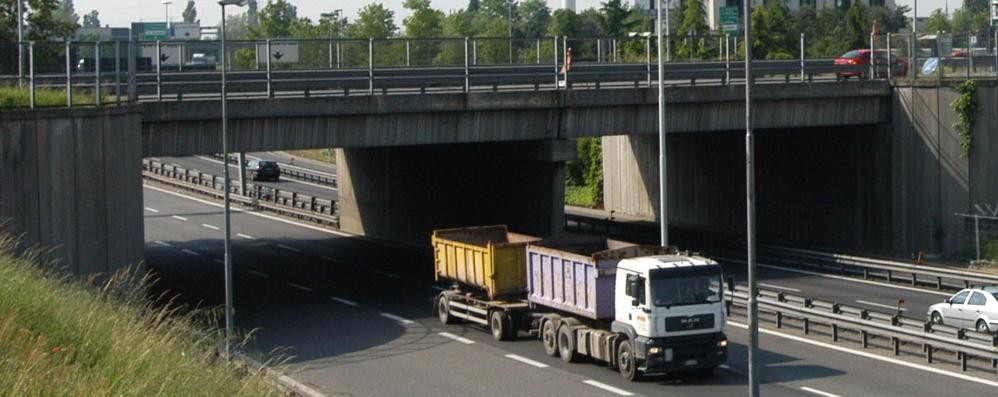 Camion si ribalta sulla Est, strada rossa e tangenziale chiusa