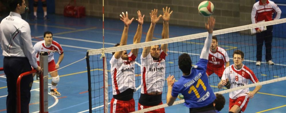 Caos a Besana Brianza: l’arbitro di volley scortato dai carabinieri fuori dalla Bombonera