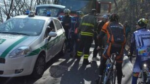 Ciclista di Giussano vola in un dirupo a Oliveto Lario, non è grave