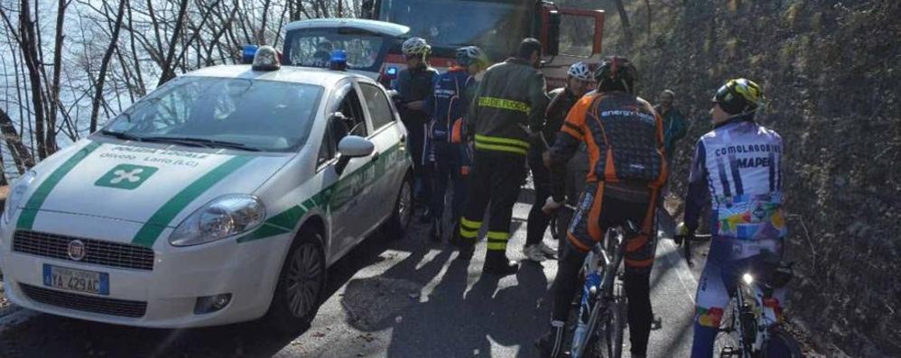 Ciclista di Giussano vola in un dirupo a Oliveto Lario, non è grave