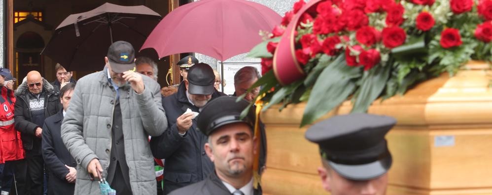 I funerali di Pinuccia Biella, uccisa a Tunisi: «Il nostro è il dolore dei Senzani e di tutta Meda»