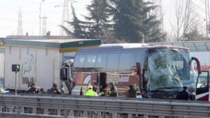 Incidente sulla A4 tra camion e un pullman di studenti: le foto dei soccorsi