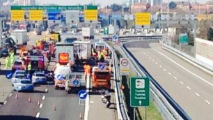Incidente sulla A4 verso Torino: scontro tra camion e un pullman di studenti, code all’altezza di Monza