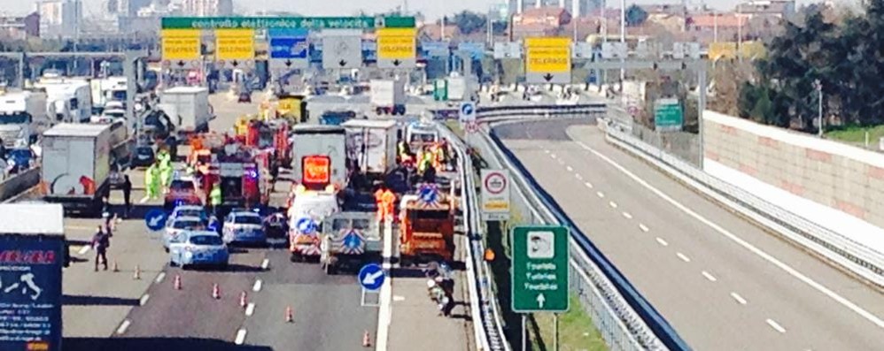 Incidente sulla A4 verso Torino: scontro tra camion e un pullman di studenti, code all’altezza di Monza