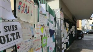 “Je suis Volta”: i genitori della scuola di Monza difendono le maestre