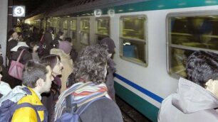 La Panda della scuola guida sorpassa il treno della Milano-Bergamo