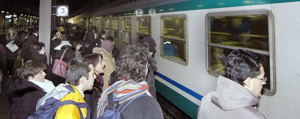 La Panda della scuola guida sorpassa il treno della Milano-Bergamo