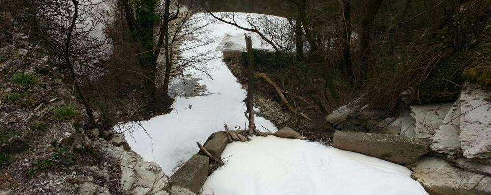 Lambro, sostanza schiumosa in acqua da una ditta di Lurago d’Erba