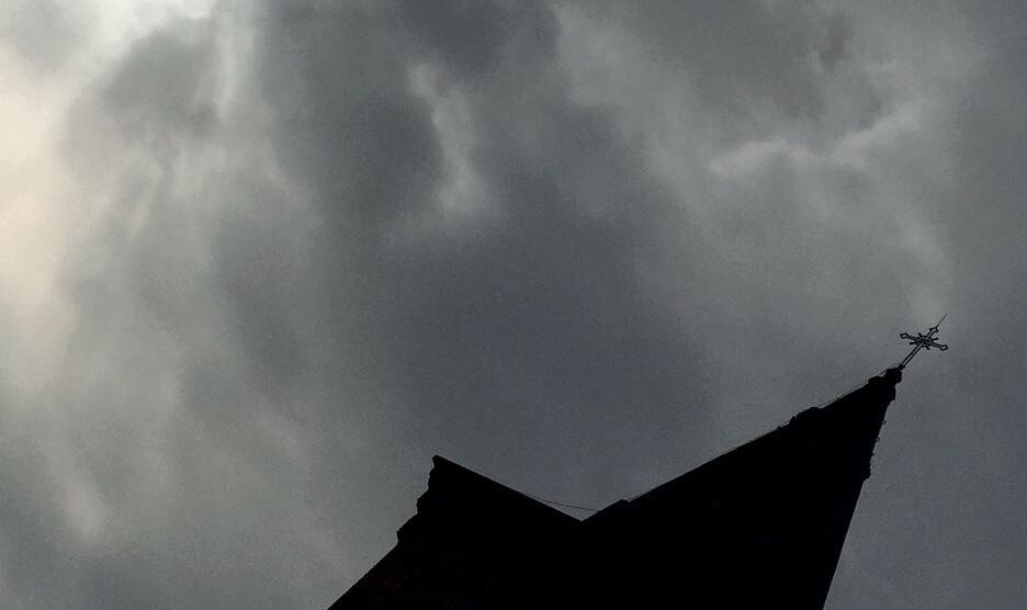 L’eclissi di sole spunta tra le nuvole nel cielo di Monza e in Brianza