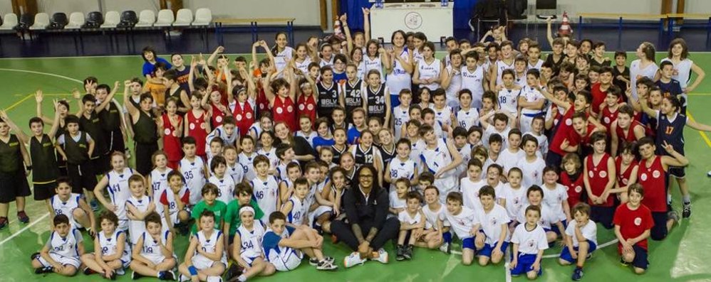 Minibasket in festa a Giussano con David Moss dell’Olimpia EA7 Milano