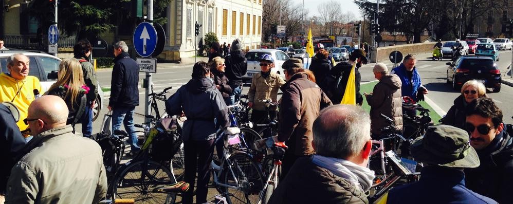 Monza, ai ciclisti non piace la nuova viabilità di largo Mazzini