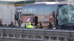 Monza, incidente sulla A4 tra camion e pullman di studenti: soccorse 50 persone, 14 feriti