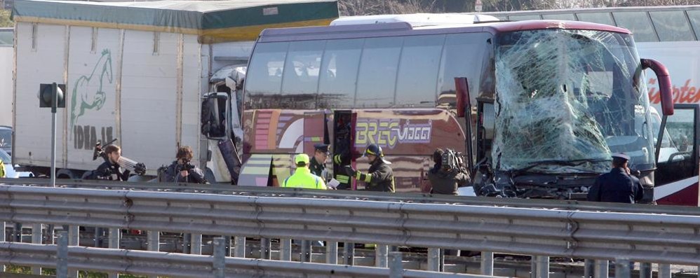 Monza, incidente sulla A4 tra camion e pullman di studenti: soccorse 50 persone, 14 feriti
