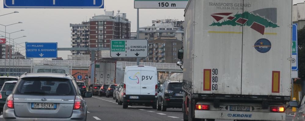 Monza, un altro incidente fuori dal tunnel: la protesta dei residenti di viale Lombardia