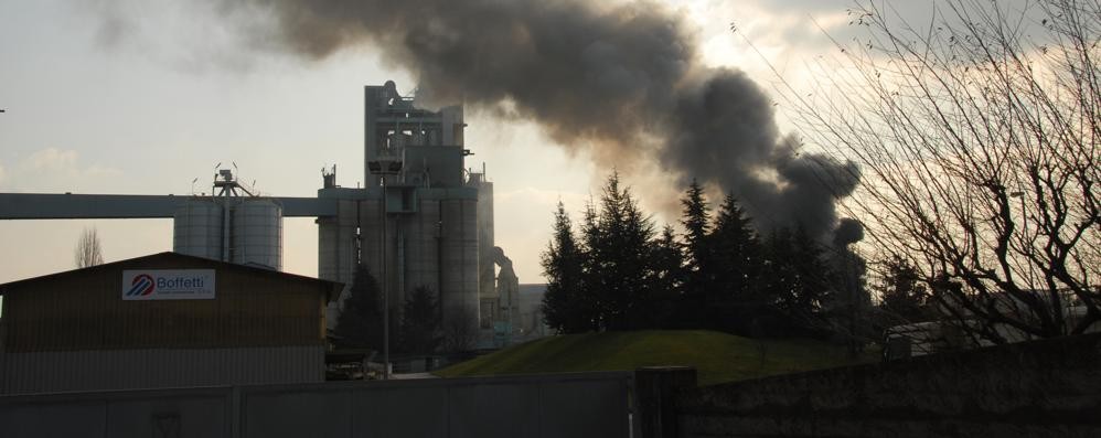 Raccolta firme da Cornate d’Adda a Sulbiate contro l’inceneritore che spaventa la Brianza