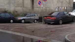 Risse tra cinesi e auto dappertutto, la piazzetta di Lissone chiede aiuto