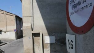 «Rovina la pavimentazione», l’ambulanza non può entrare nel cortile di Biassono