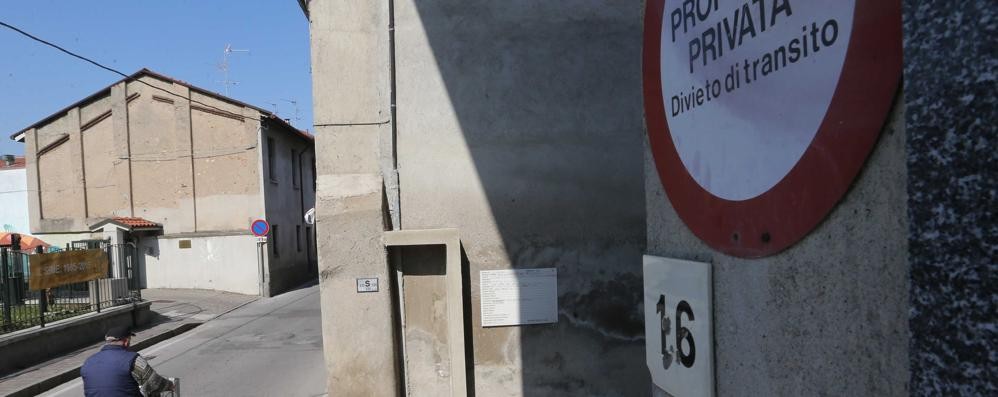 «Rovina la pavimentazione», l’ambulanza non può entrare nel cortile di Biassono