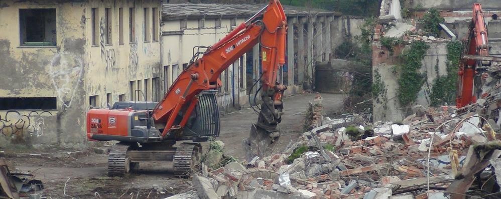 Ruspe al lavoro a Peregallo: l’ex Blaschim va giù (poi la bonifica)