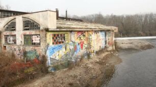 Una spiaggia sul Lambro a Monza al posto della fabbrica dismessa